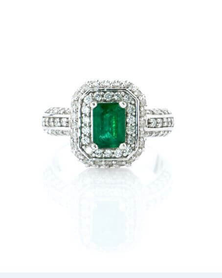 טבעת יוקרתית עם אבן ירוקה