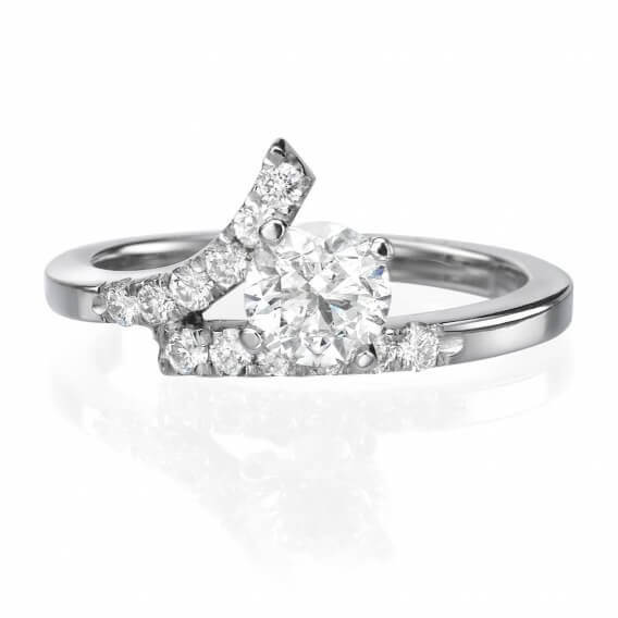 טבעת אירוסין משובצת יהלומים וזהב לבן נינה 1.0 קראט