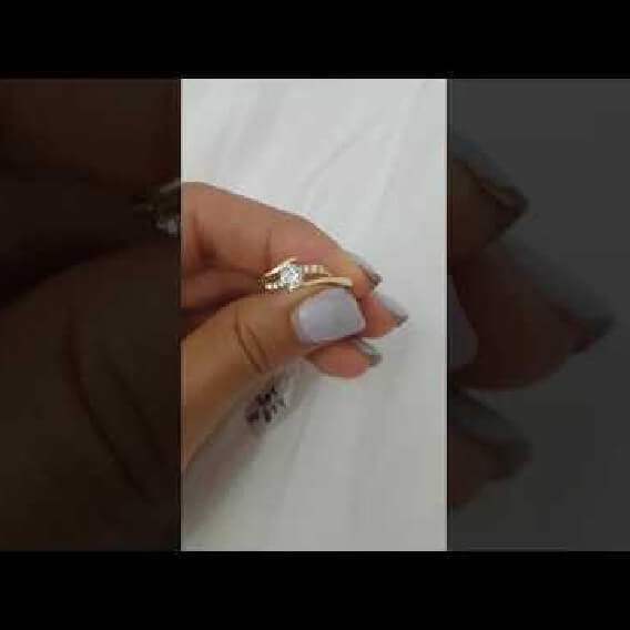 טבעת אירוסין עדינה בשיבוץ יהלומים וזהב צהוב