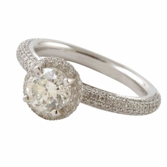 טבעת קלאסית בשיבוץ יהלומים וזהב לבן 1.88 קראט גלי 